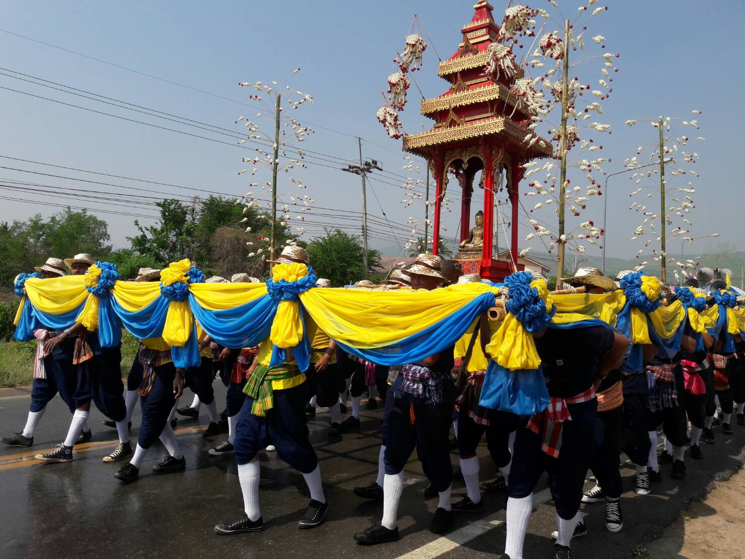ประเพณียกธงสงกรานต์ สุพรรณบุรี