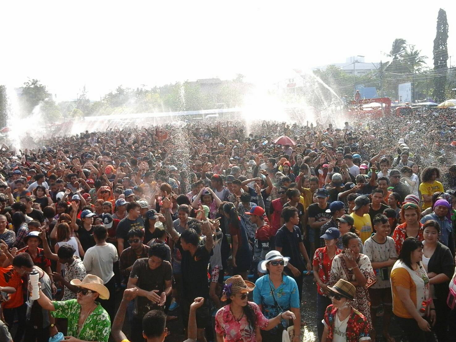 บรรยากาศนักท่องเที่ยวทั้งชาวไทยและชาวต่างชาติเดินทางท่องเที่ยวงาน "สีสันหรรษา  มหาสงกรานต์"