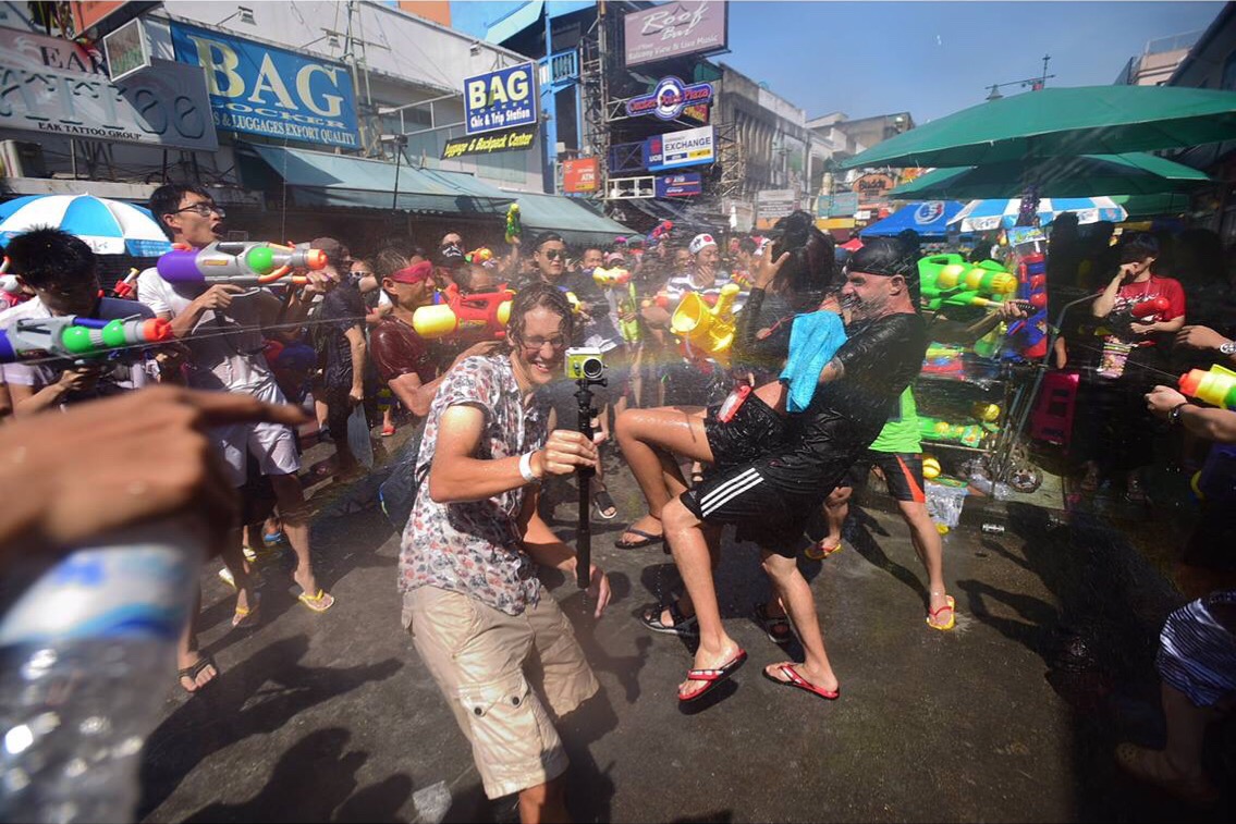 สนุกสุดเหวี่ยง บรรยากาศถนนข้าวสารนักท่องเที่ยวชาวไทยและต่างชาติร่วมเล่นสงกรานต์คึกคัก