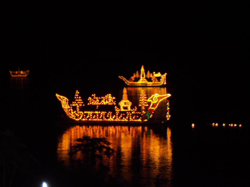 งานประเพณีออกพรรษาที่เชียงคาน “ลอยผาสาด ดารดาษนทีโขง” ประจำปี ๒๕๕๔