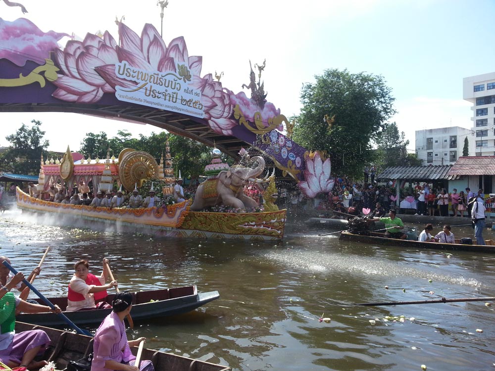 การท่องเที่ยวเที่ยวแห่งประเทศไทย ร่วมกับอำเภอบางพลี จังหวัดสมุทรปราการ และองค์กรปกครองส่วนท้องถิ่น เชิญเที่ยวงานประเพณีรับบัว ประจำปี 2557