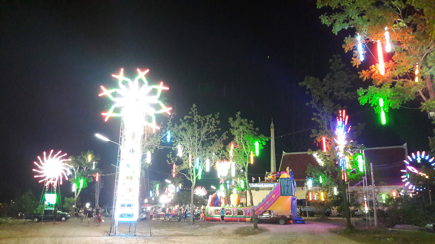 บรรยากาศงานสงกรานต์ ณ วัดน้อยแสงจันทร์