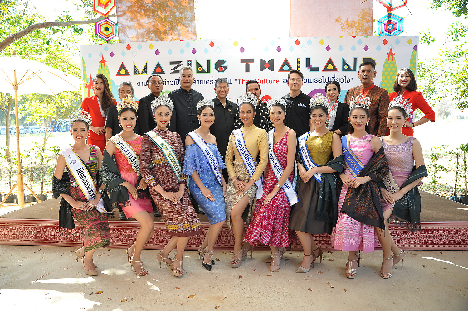 ททท. และแอร์เอเชีย เปิดตัวเครื่องบินลาย “Thai Culture ... อยากชวนเธอไปเที่ยวไง” ผลงานชนะเลิศโครงการประกวดออกแบบลายเครื่องบิน “วาดฟ้าให้เก๋ไก๋ ดีไซน์ไทยติดปีกบิน” พร้อมพา 11 นางงาม นำโดย “น้ำตาล ชลิตา”