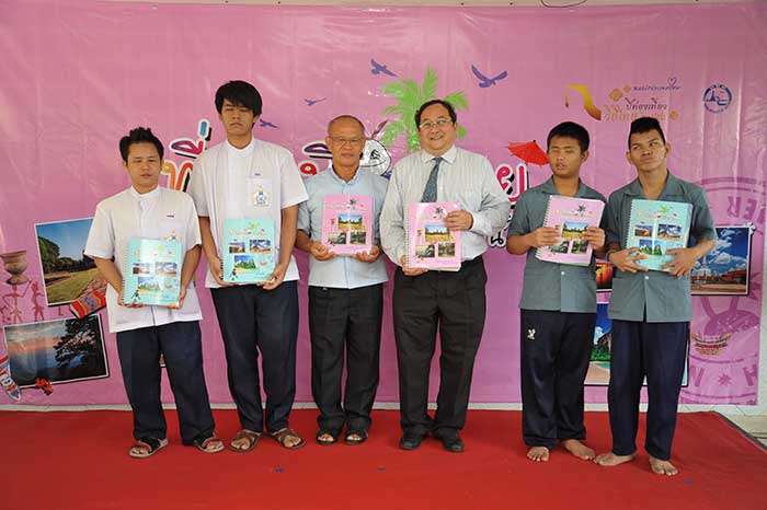 ททท. ส่งเสริมเที่ยวเมืองไทย สัมผัสด้วยใจและปลายนิ้ว ผ่านอักษรเบรลล์ 4 เล่มครบถ้วนทุกภาคทั่วไทย