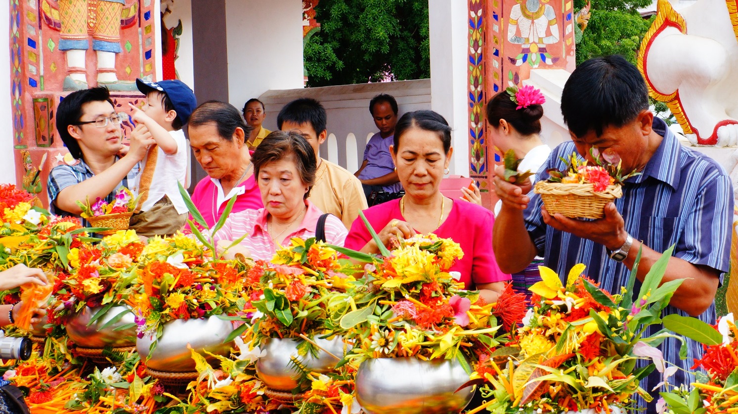 การท่องเที่ยวแห่งประเทศไทย (ททท.) สำนักงานแพร่ ขอเชิญชวนนักท่องเที่ยว และผู้สนใจร่วมทำบุญในงาน “ประเพณีใส่บาตรเทียน” ในวันที่ 21 กรกฎาคม 2559 ณ วัดบุญยืน พระอารามหลวง ตำบลกลางเวียง อำเภอเวียงสา จังหว