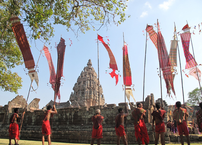 ททท. ขอเชิญร่วมตื่นตา ตื่นใจ กับปรากฏการณ์มหัศจรรย์แห่งสถาปัตยกรรมขอมโบราณพร้อมรับสิริมงคลแห่งศิวะเทพบนเขาพนมรุ้ง จ.บุรีรัมย์