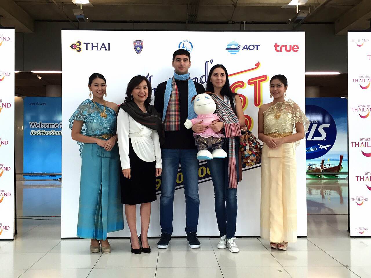 ททท. มอบรางวัลใหญ่ฉลองนักท่องเที่ยวคนที่ 29 ล้าน ทะลุเป้าหมายนักท่องเที่ยวต่างชาติปี 2558