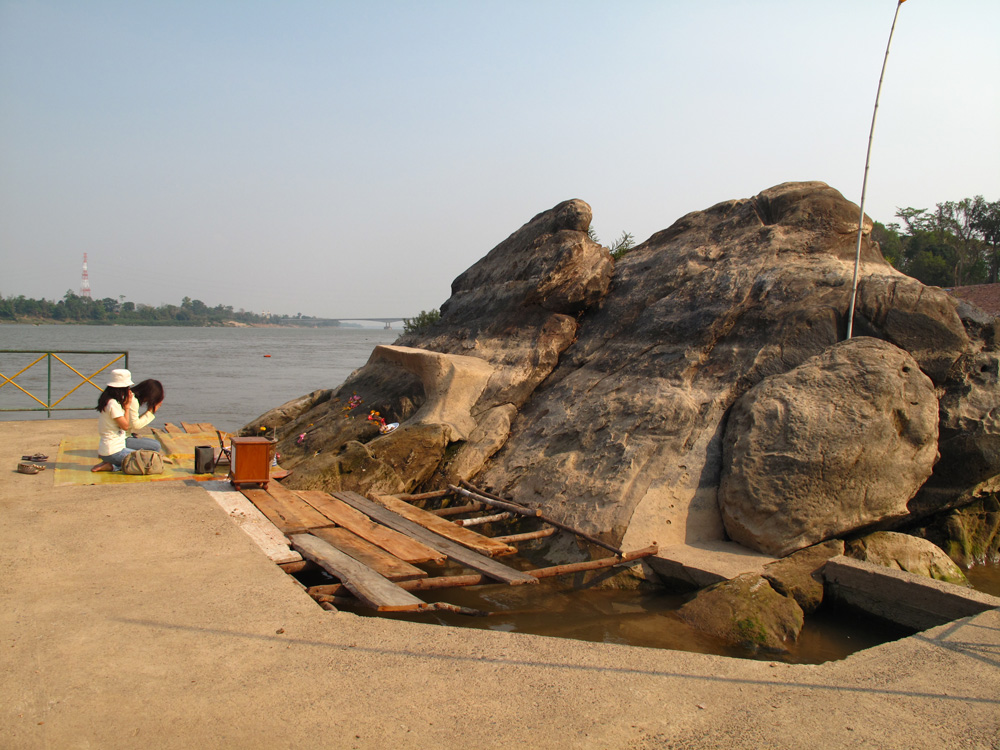 ททท.ขอเชิญเที่ยวอีสานสุขใจ อิ่มบุญกับวิถีแห่งศรัทธา “พระพุทธบาทเวินปลา” กลางลำน้ำโขงหนึ่งเดียวในโลก