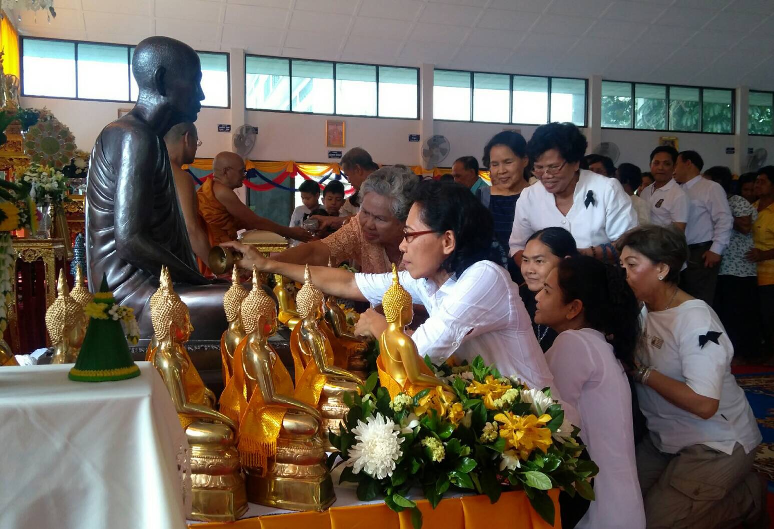 พุทธศาสนิกชนร่วมกันทำบุญในวันสงกรานต์ซึ่งถือเป็นวันขึ้นปีใหม่ไทย ณ วัดประดู่พัฒนาราม อำเภอเมือง จังหวัดนครศรีธรรมราช