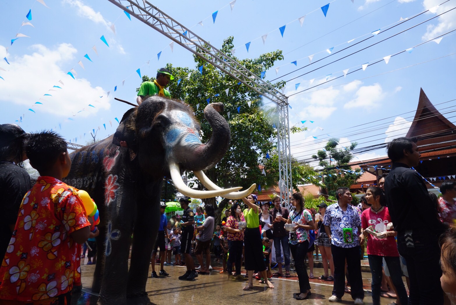 สงกรานต์กรุงเก่าเล่นน้ำกับช้าง 13-15 เมษายน 2560 ณ บริเวณถนนศรีสรรเพชญ์ ด้านหน้าอาคาร ททท.