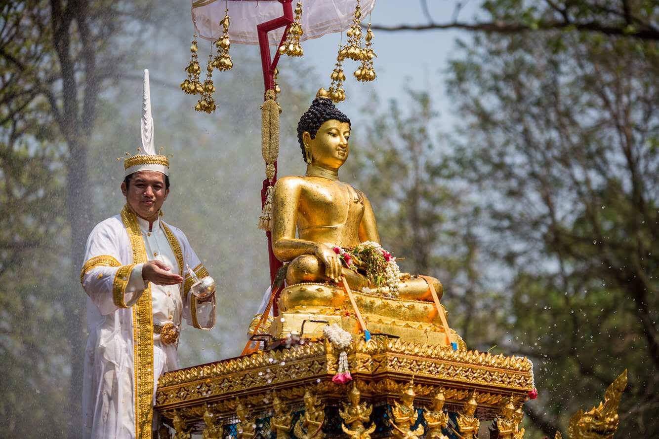 ขบวนแห่และสรงน้ำ “พระพุทธสิหิงค์” ซึ่งเป็นพระพุทธรูปศักดิ์สิทธิ์คู่เมืองเชียงใหม่และแผ่นดินล้านนา