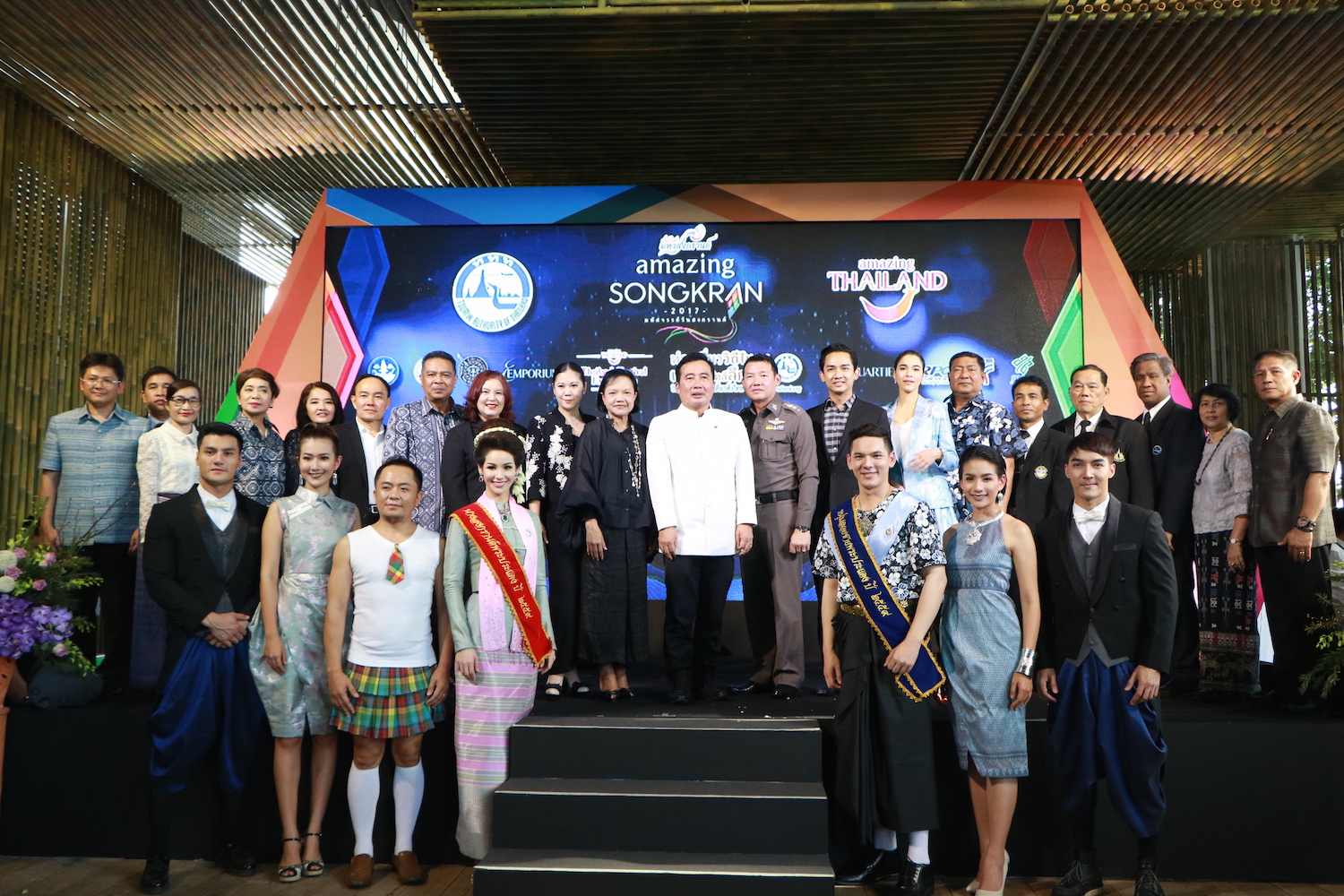ททท. เชิญชวนเที่ยวสงกรานต์ทั่วประเทศ พร้อมชมขบวนพิธีเปิดด้วย 6 ขบวนสงกรานต์ และ 6 ความมหัศจรรย์ ในแนวคิด “ เย็นทั่วหล้า มหาสงกรานต์ : Amazing Songkran 2017 มหัศจรรย์วันสงกรานต์” บนถนนสุขุมวิท