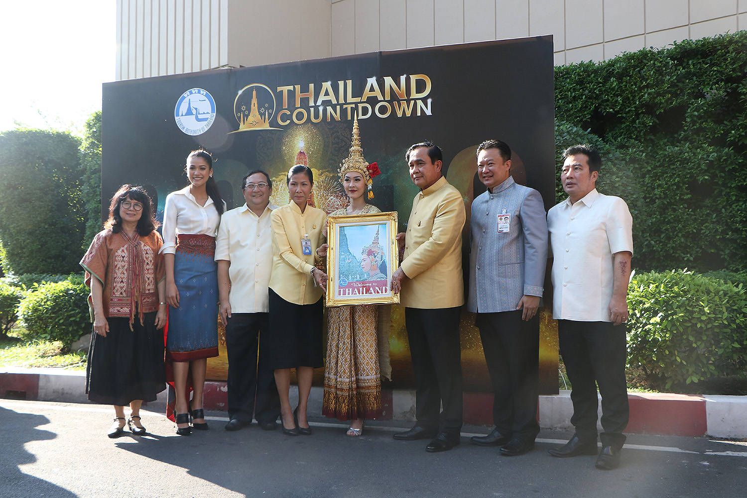 รัฐมนตรีท่องเที่ยวนำทีม ททท. พร้อมน้องแนท มิสยูนิเวิร์สไทยแลนด์2015 ร่วมประชาสัมพันธ์กิจกรรม Thailand Countdown 2016
