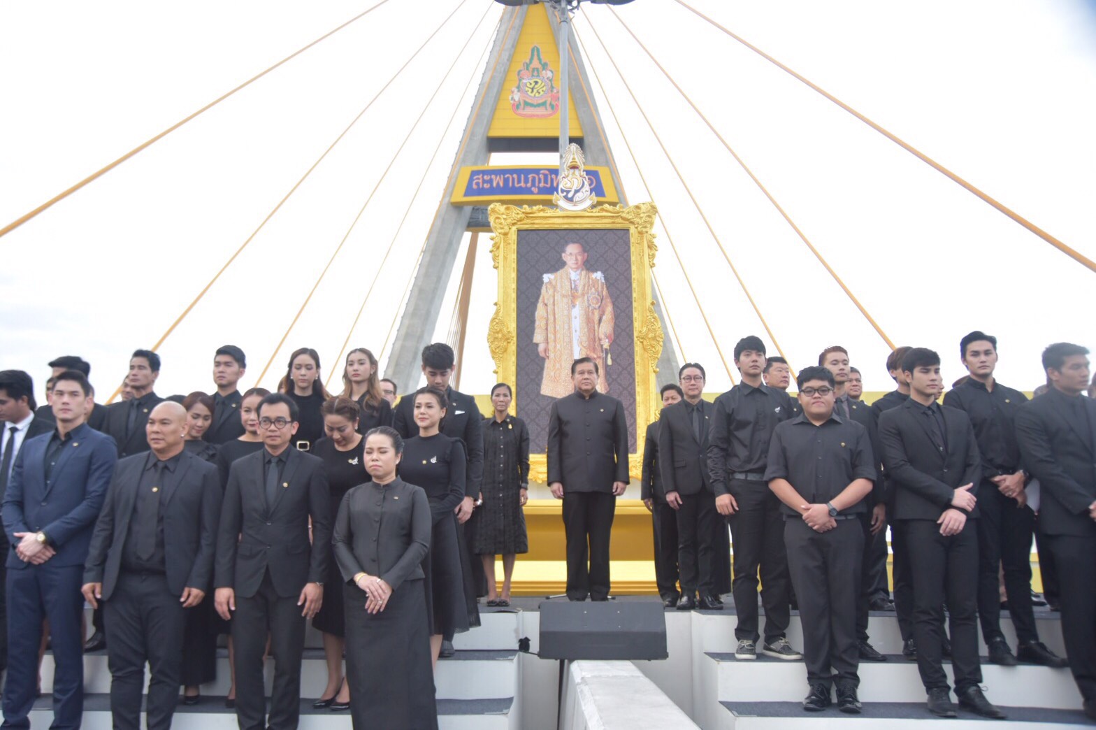 ททท. ร่วมกับภาครัฐและเอกชน จัดงาน “ร่วมสำนึกในพระมหากรุณาธิคุณ 5 ธันวาคม 2559” ถวายมหาสังฆทานแด่พระสงฆ์ 999 รูปเพื่อถวายเป็นพระราชกุศล พร้อมรับดินมหามงคลจาก 77 จังหวัด เป็นที่ระลึกแก่ผู้เข้าร่วมงาน