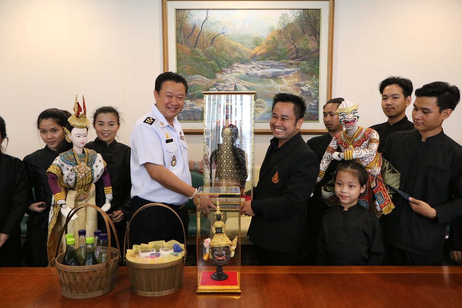 คณะหุ่นละครนาฏยบูรพา  เข้าขอบคุณผู้ว่าการการท่องเที่ยวแห่งประเทศไทย ที่ให้การสนับสนุนคณะหุ่นละครร่วมแข่งขันงาน World Puppet Carniva ณ สาธารณรัฐโปแลนด์