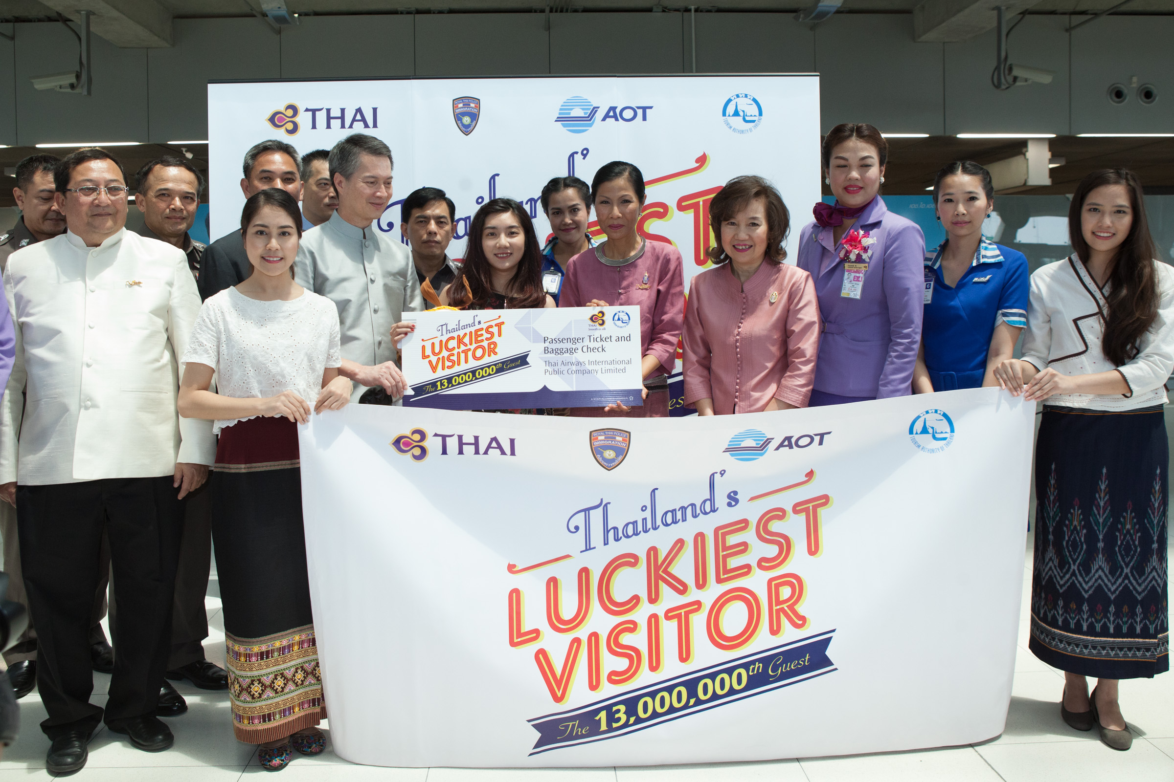 ททท. จัดพิธีต้อนรับ “นักท่องเที่ยวคนที่ 13 ล้าน” ที่ท่าอากาศยานสุวรรณภูมิ ในกิจกรรม “ทุกล้านคน     ลุ้นเที่ยว ฟรีเมืองไทย” หวังกระตุ้นท่องเที่ยวช่วงโลว์ซีซั่น