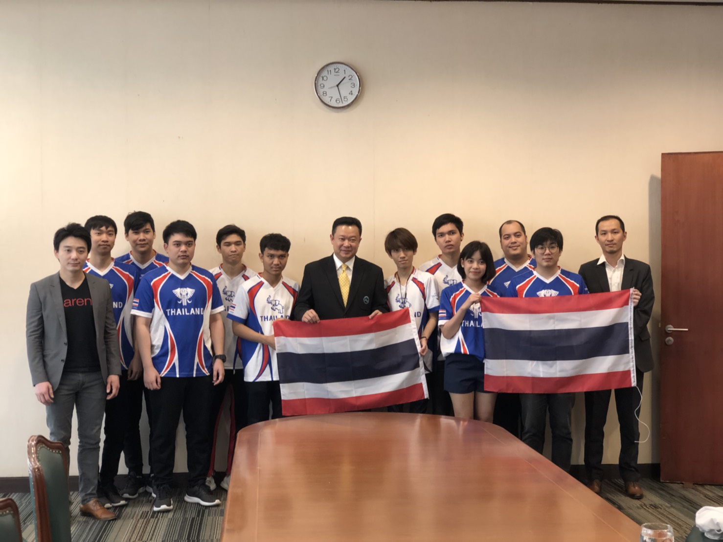 ทีมนักกีฬาอีสปอร์ตตัวแทนประเทศไทย เข้าพบ นายยุทธศักดิ์ สุภสร ผู้ว่าการการท่องเที่ยวแห่งประเทศไทย เพื่อรับโอวาทเป็นขวัญและกำลังใจ ให้กับนักกีฬาในการเข้าร่วมการแข่งขัน Arena of Valor World Cup หรือ AWC