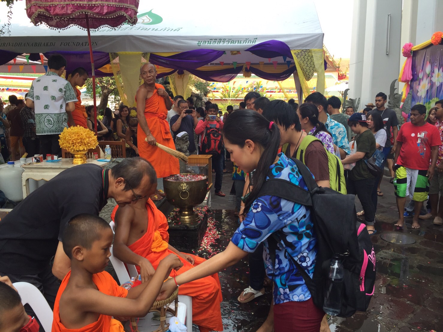 บรรยากาศวัดโพธิ์นักท่องเที่ยวชาวไทยและต่างชาติร่วมประเพณีสงกราน์วิถีไทยอย่าคึกคัก