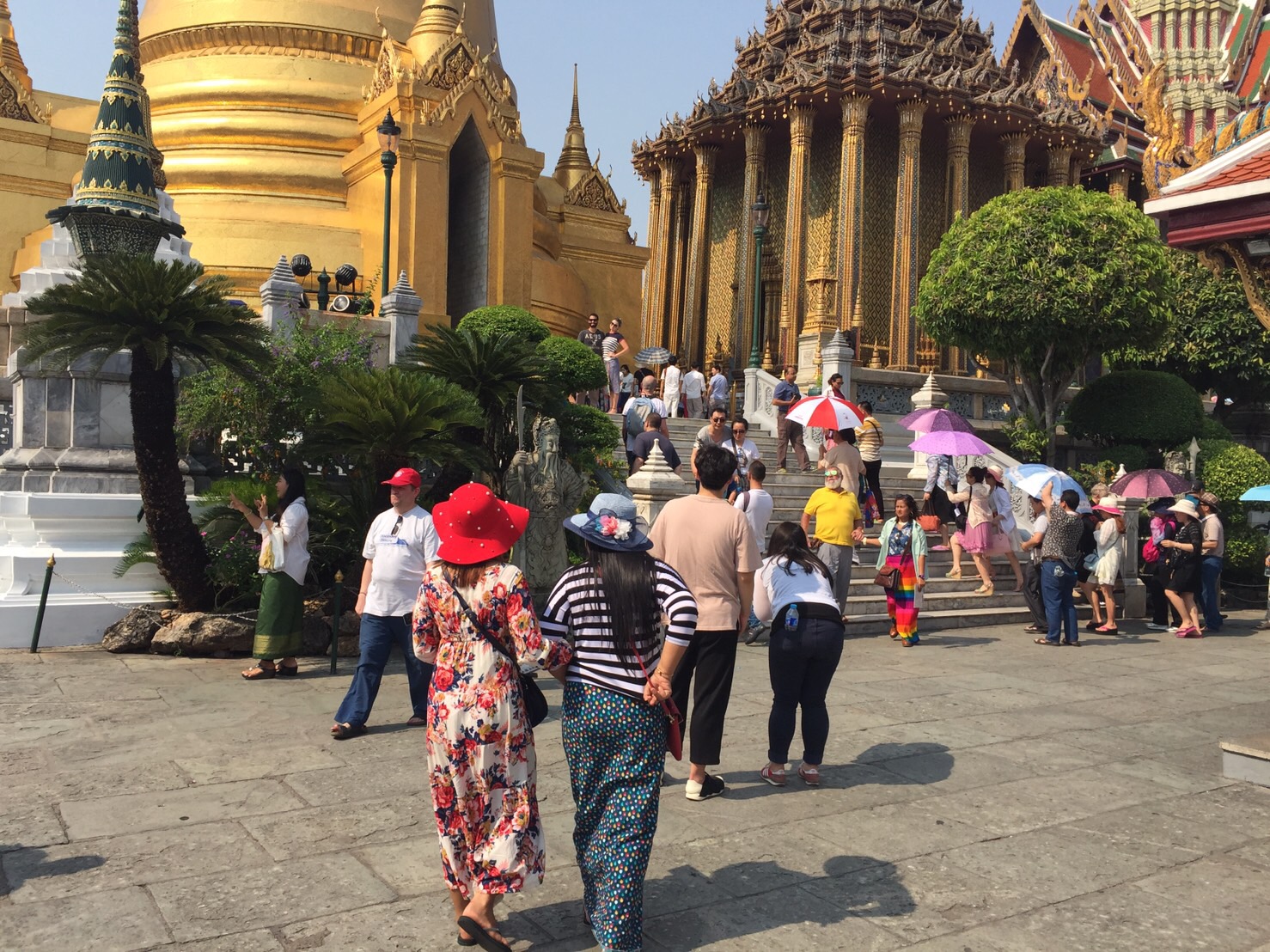 นักท่องเที่ยวร่วมทำบุญไหว้พระขอพร พระแก้วมรกต ในช่วงเทศการปีใหม่ไทย