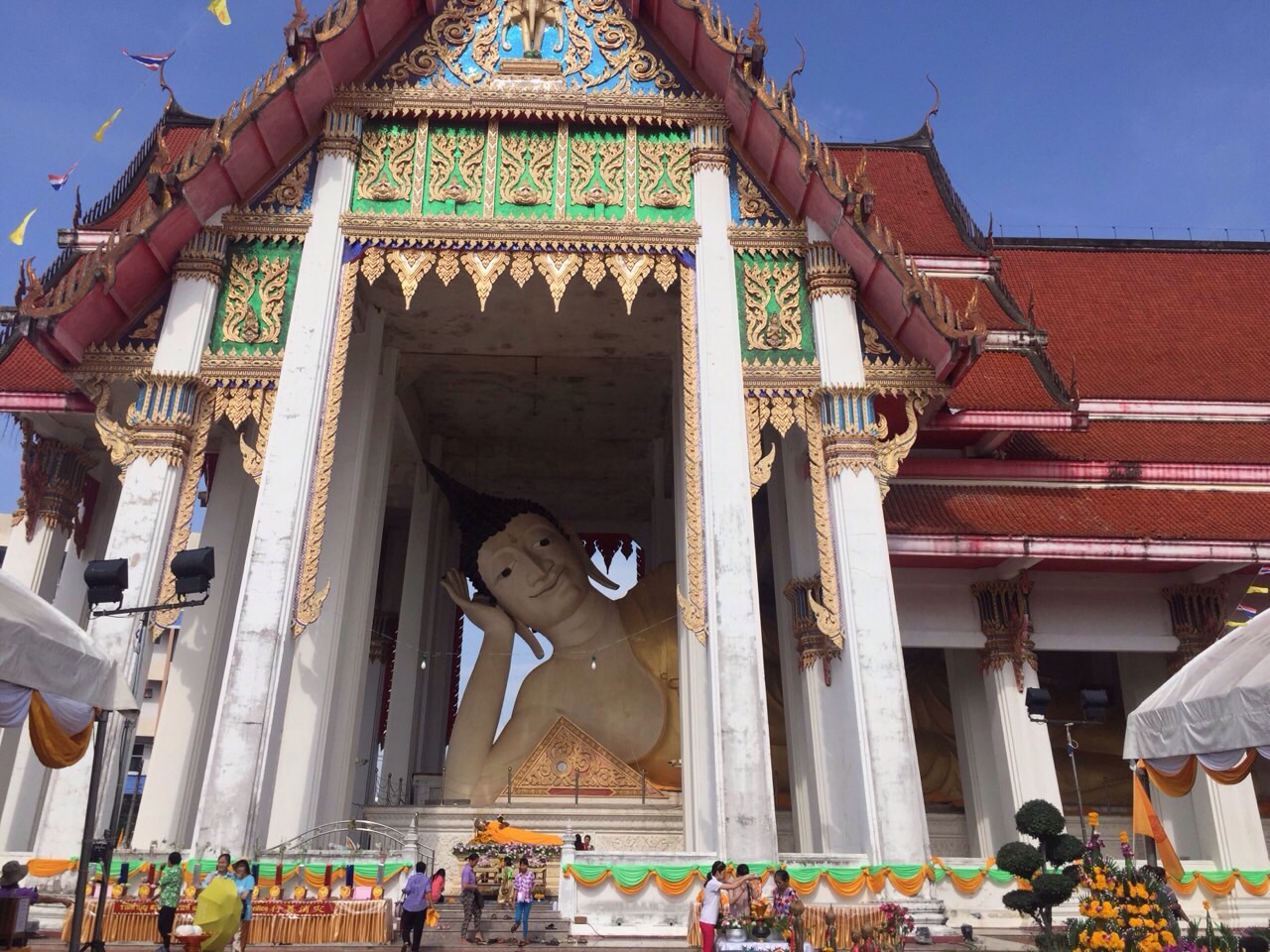 บรรยากาศการท่องเที่ยวในช่วงสงกรานต์แบบ "วิถีไทย" ที่วัดมหัตตมังคลาราม อ. หาดใหญ่ จ สงขลา อาทิมอญซ่อนผ้า หมากเก็บ เดินกะลามะพร้าว ม้าก้านกล้วย