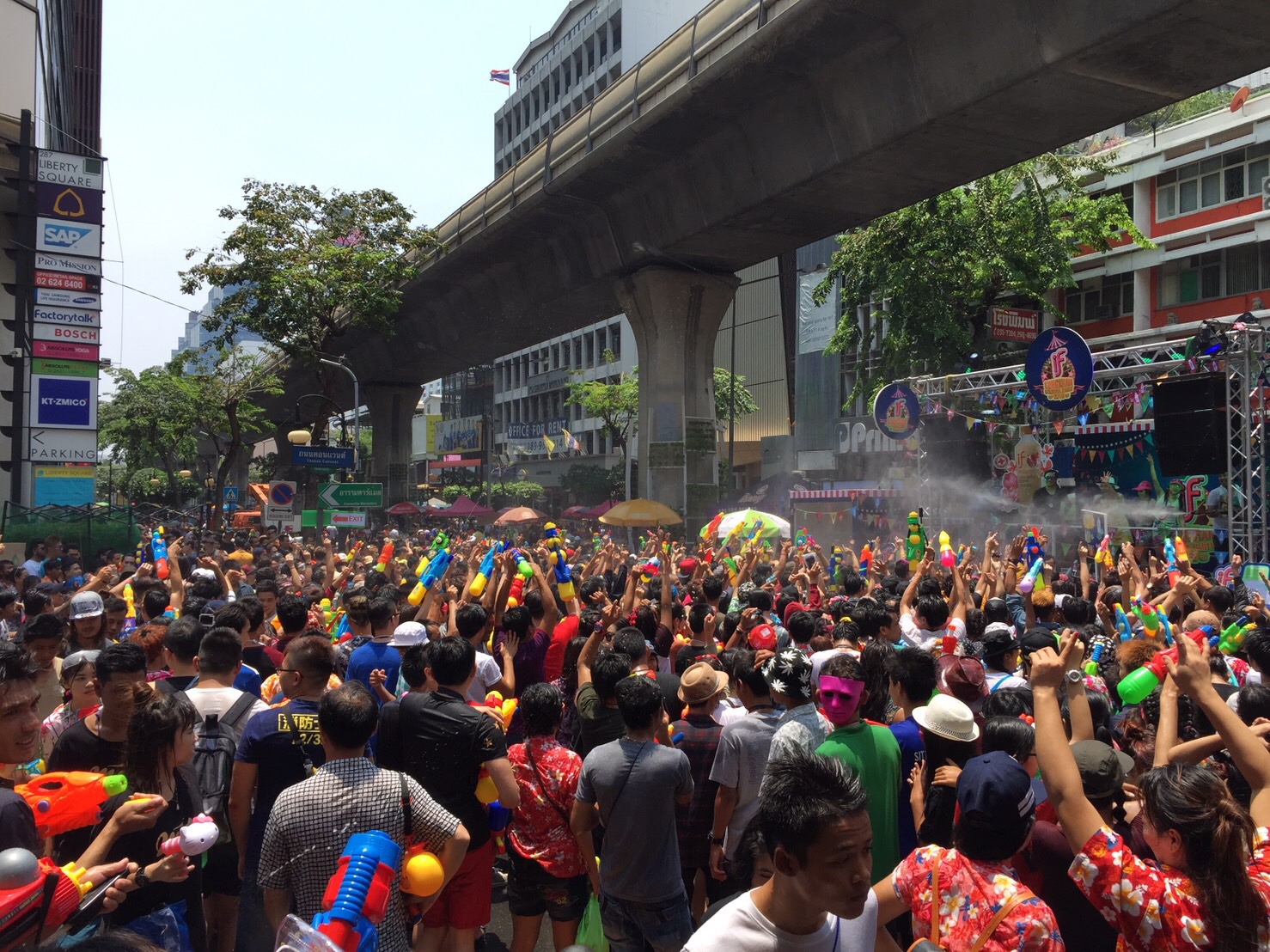 คนไทยและต่างชาติแห่เล่นสงกรานต์วันสุดท้ายของสงกรานต์ถนนสีลมกันอย่างครึกครื้น